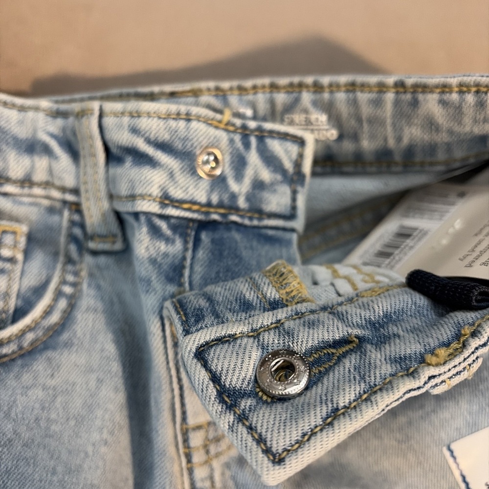 Cat & Jack Adjustable Waist Light Wash Jean Shorts - 5T - Picture 3 of 4